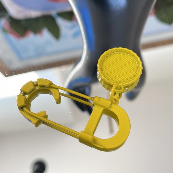 Dior - Yellow CD authentic pin - Picture 7 of 8